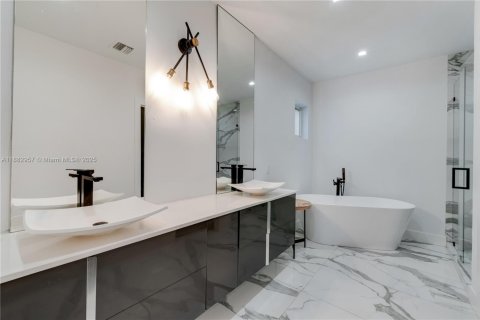 Casa en venta en Miami, Florida, 3 dormitorios, 194.54 m2 № 1932129 - foto 15