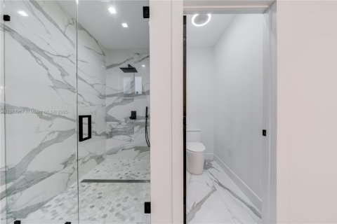 Casa en venta en Miami, Florida, 3 dormitorios, 194.54 m2 № 1932129 - foto 17