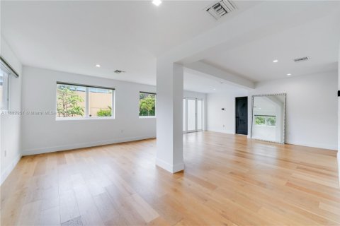Casa en venta en Miami, Florida, 3 dormitorios, 194.54 m2 № 1932129 - foto 12
