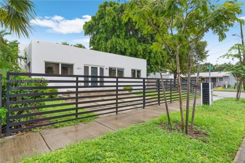 Casa en venta en Miami, Florida, 3 dormitorios, 194.54 m2 № 1932129 - foto 1