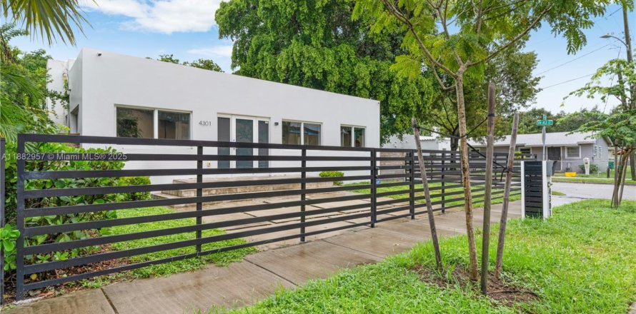 Casa en Miami, Florida 3 dormitorios, 194.54 m2 № 1932129