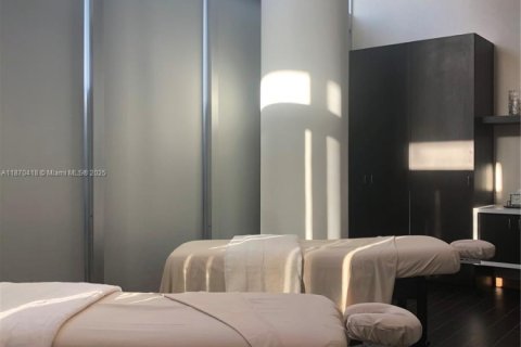 Condo in Miami, Florida, 1 bedroom  № 1895425 - photo 17