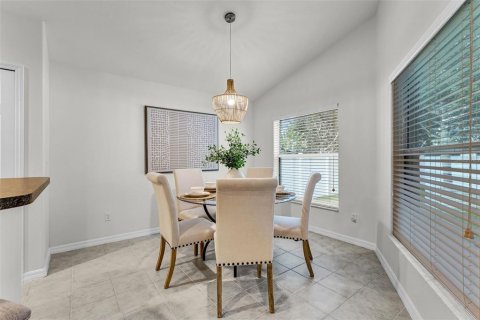House in Orlando, Florida 4 bedrooms, 178.37 sq.m. № 1919835 - photo 14
