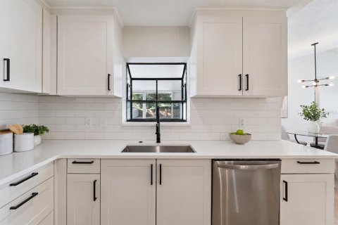 House in Orlando, Florida 3 bedrooms, 108.79 sq.m. № 2429128 - photo 9