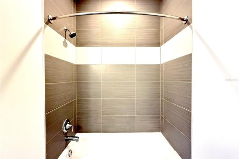 Купить кондоминиум в Клермон, Флорида 5 комнат, 140.47м2, № 2106335 - фото 11