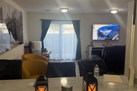 Townhouse in Florida City, Florida 2 bedrooms, 105.91 sq.m. № 1966889 - photo 3