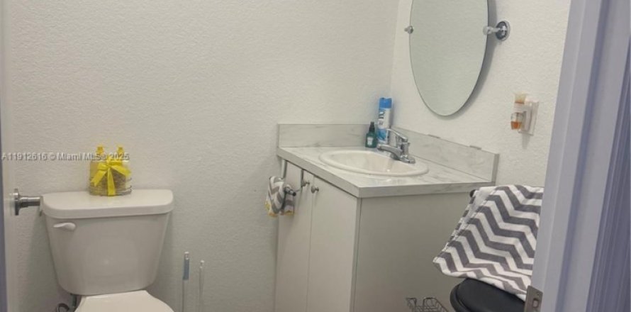 Townhouse in Florida City, Florida 2 bedrooms, 105.91 sq.m. № 1966889