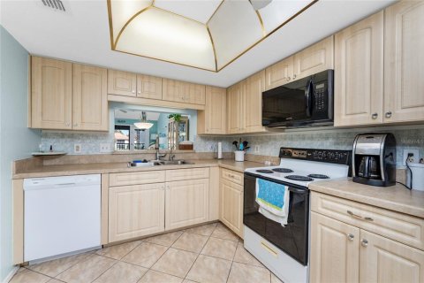 Condo in Englewood, Florida, 2 bedrooms  № 1426083 - photo 19