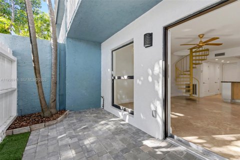 Adosado en venta en Miami, Florida, 2 dormitorios, 120.68 m2 № 2000407 - foto 7