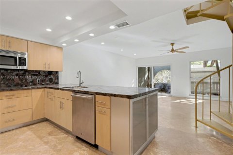 Adosado en venta en Miami, Florida, 2 dormitorios, 120.68 m2 № 2000407 - foto 13