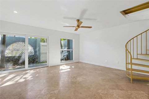 Adosado en venta en Miami, Florida, 2 dormitorios, 120.68 m2 № 2000407 - foto 4