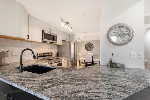 Townhouse in Sarasota, Florida 3 bedrooms, 150.04 sq.m. № 2200066 - photo 10