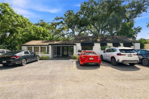 Commercial property in Brandon, Florida 188.5 sq.m. № 2360849