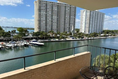 Appartement à louer à Sunny Isles Beach, Floride: 1 chambre, 59.36 m2 № 2055685 - photo 3