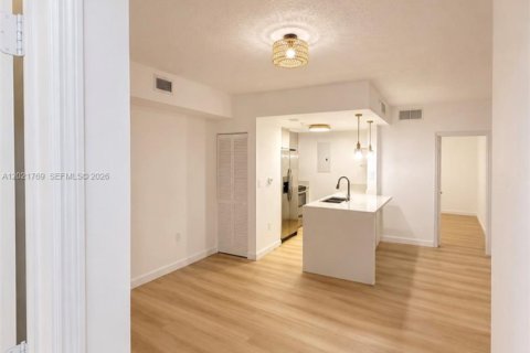 Condo in Miami, Florida, 2 bedrooms № 2256953 - photo 5