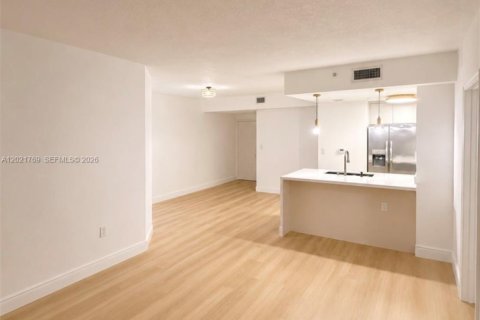 Condo in Miami, Florida, 2 bedrooms № 2256953 - photo 4