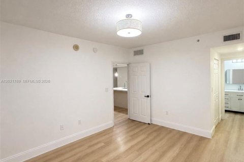 Condo in Miami, Florida, 2 bedrooms № 2256953 - photo 19