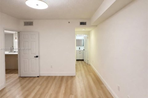 Condo in Miami, Florida, 2 bedrooms № 2256953 - photo 18