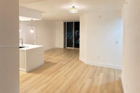 Condo in Miami, Florida, 2 bedrooms № 2256953 - photo 2