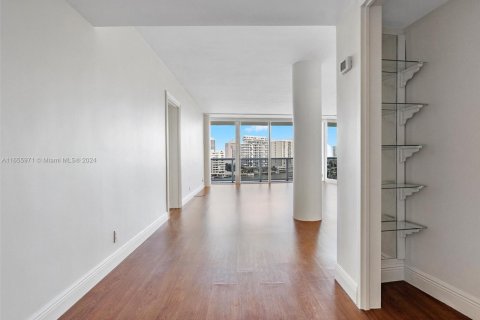 Купить кондоминиум в Майами-Бич, Флорида 22.95м2, № 2035677 - фото 2