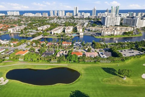 Casa en venta en Hallandale Beach, Florida, 4 dormitorios, 264.68 m2 № 2181992 - foto 3