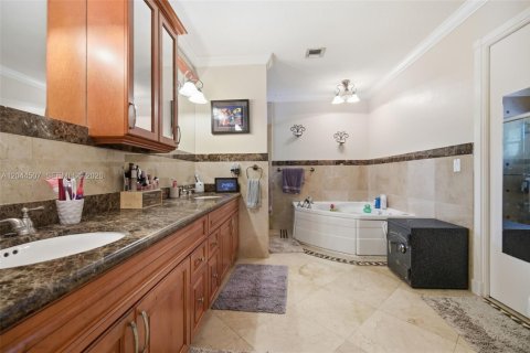 Casa en venta en Hallandale Beach, Florida, 4 dormitorios, 264.68 m2 № 2181992 - foto 28