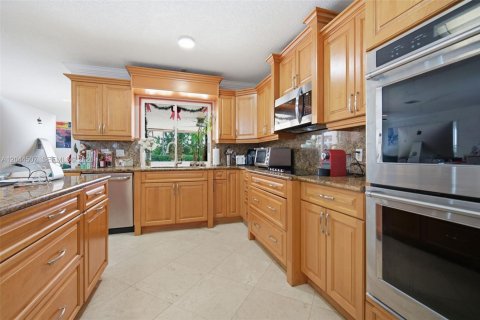 Casa en venta en Hallandale Beach, Florida, 4 dormitorios, 264.68 m2 № 2181992 - foto 13