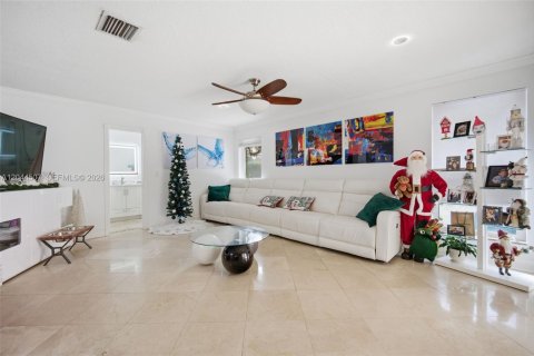 Casa en venta en Hallandale Beach, Florida, 4 dormitorios, 264.68 m2 № 2181992 - foto 15