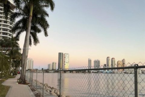 Condominio en venta en Aventura, Florida, 2 dormitorios, 126.81 m2 № 2023962 - foto 19