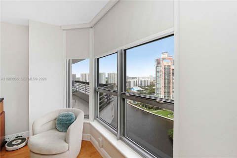 Condo in Aventura, Florida, 2 bedrooms  № 2023962 - photo 9