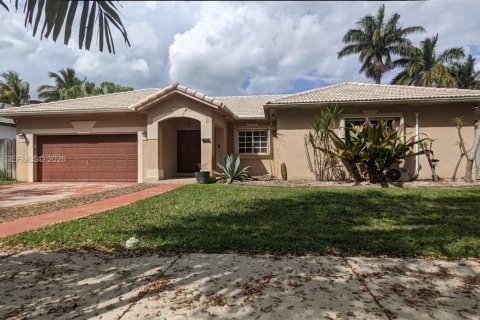 Casa en Miami Lakes, Florida 4 dormitorios, 199 m2 № 2078576