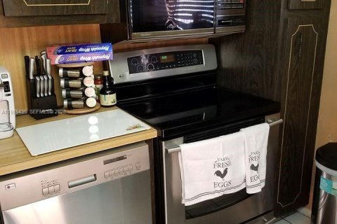 Снять в аренду кондоминиум в Тамарак, Флорида 2 спальни, 95.22м2, № 2038451 - фото 5