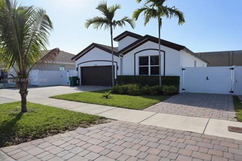 Villa ou maison à louer à Homestead, Floride: 3 chambres, 167.13 m2 № 2051469 - photo 2