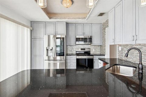 Condo in Tampa, Florida, 2 bedrooms  № 1636280 - photo 11
