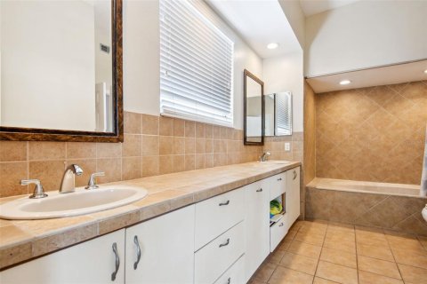 Condo in Tampa, Florida, 2 bedrooms  № 1636280 - photo 18