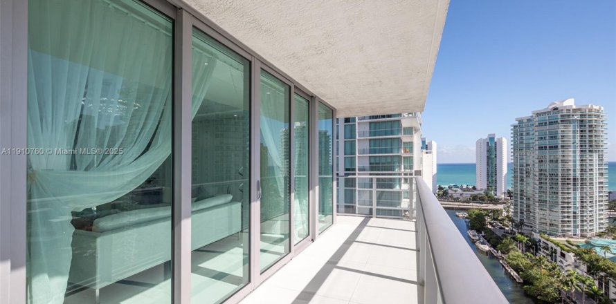 Condominio en Sunny Isles Beach, Florida, 2 dormitorios  № 2082236