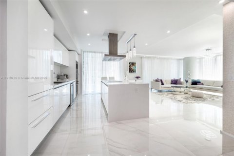 Condominio en venta en Sunny Isles Beach, Florida, 2 dormitorios, 175.77 m2 № 2082236 - foto 14