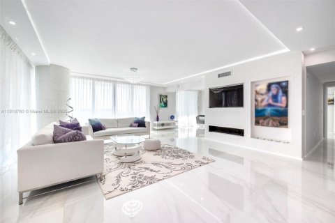 Condominio en venta en Sunny Isles Beach, Florida, 2 dormitorios, 175.77 m2 № 2082236 - foto 18