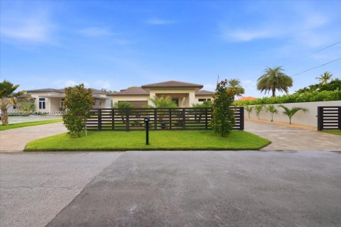 House in Miami, Florida 4 bedrooms № 2177269 - photo 9