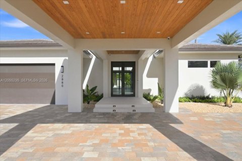 House in Miami, Florida 4 bedrooms № 2177269 - photo 15