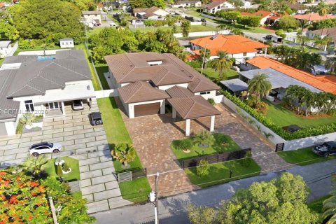 House in Miami, Florida 4 bedrooms № 2177269 - photo 2