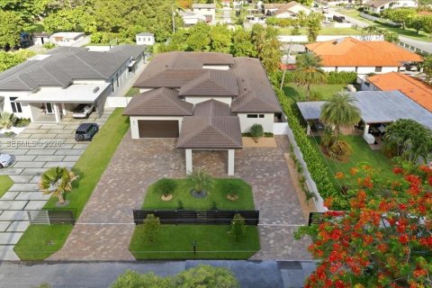 House in Miami, Florida 4 bedrooms № 2177269