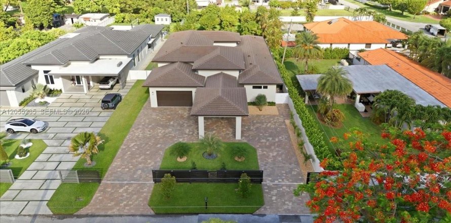 House in Miami, Florida 4 bedrooms № 2177269