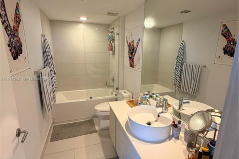 Condominio en venta en Miami, Florida, 2 dormitorios, 96.99 m2 № 2077252 - foto 18