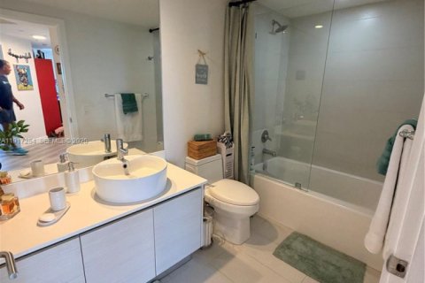 Condominio en venta en Miami, Florida, 2 dormitorios, 96.99 m2 № 2077252 - foto 17