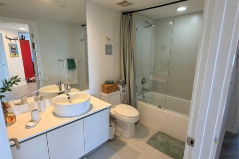 Condominio en venta en Miami, Florida, 2 dormitorios, 96.99 m2 № 2077252 - foto 16