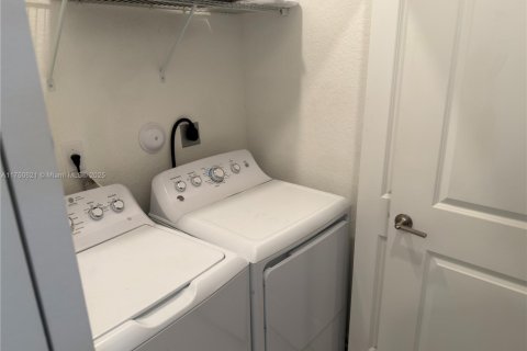 Touwnhouse à vendre à Miami, Floride: 4 chambres, 169.08 m2 № 1859874 - photo 18