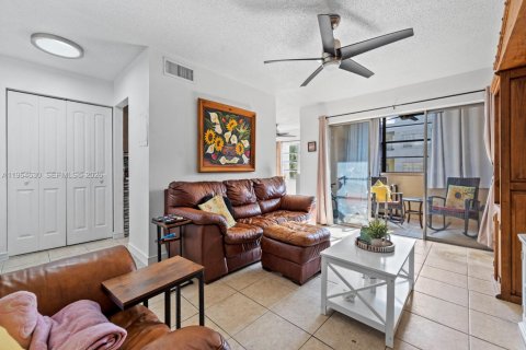 Condominio en alquiler en Miami, Florida, 2 dormitorios, 84.63 m2 № 2025967 - foto 3