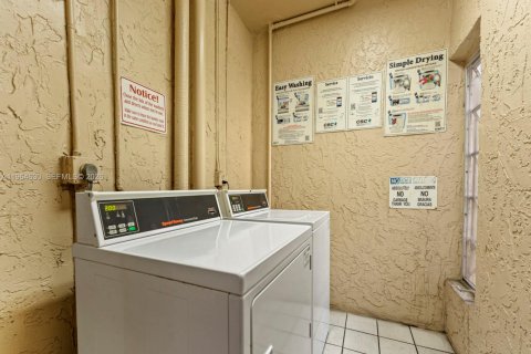 Condominio en alquiler en Miami, Florida, 2 dormitorios, 84.63 m2 № 2025967 - foto 15