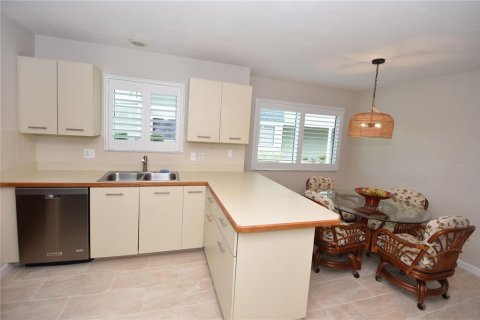 Townhouse in Ormond Beach, Florida 3 bedrooms, 180.14 sq.m. № 1910471 - photo 8